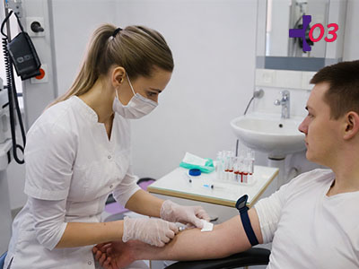 Медсестра делает забор крови у пациента